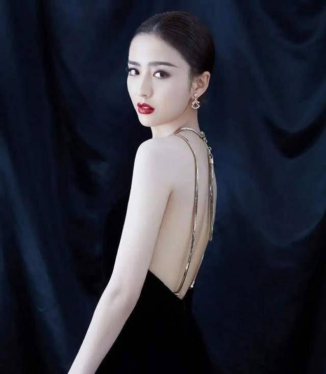 佟丽娅和万茜同穿了一件黑色的带链条的礼服,谁看上去更漂亮呢?