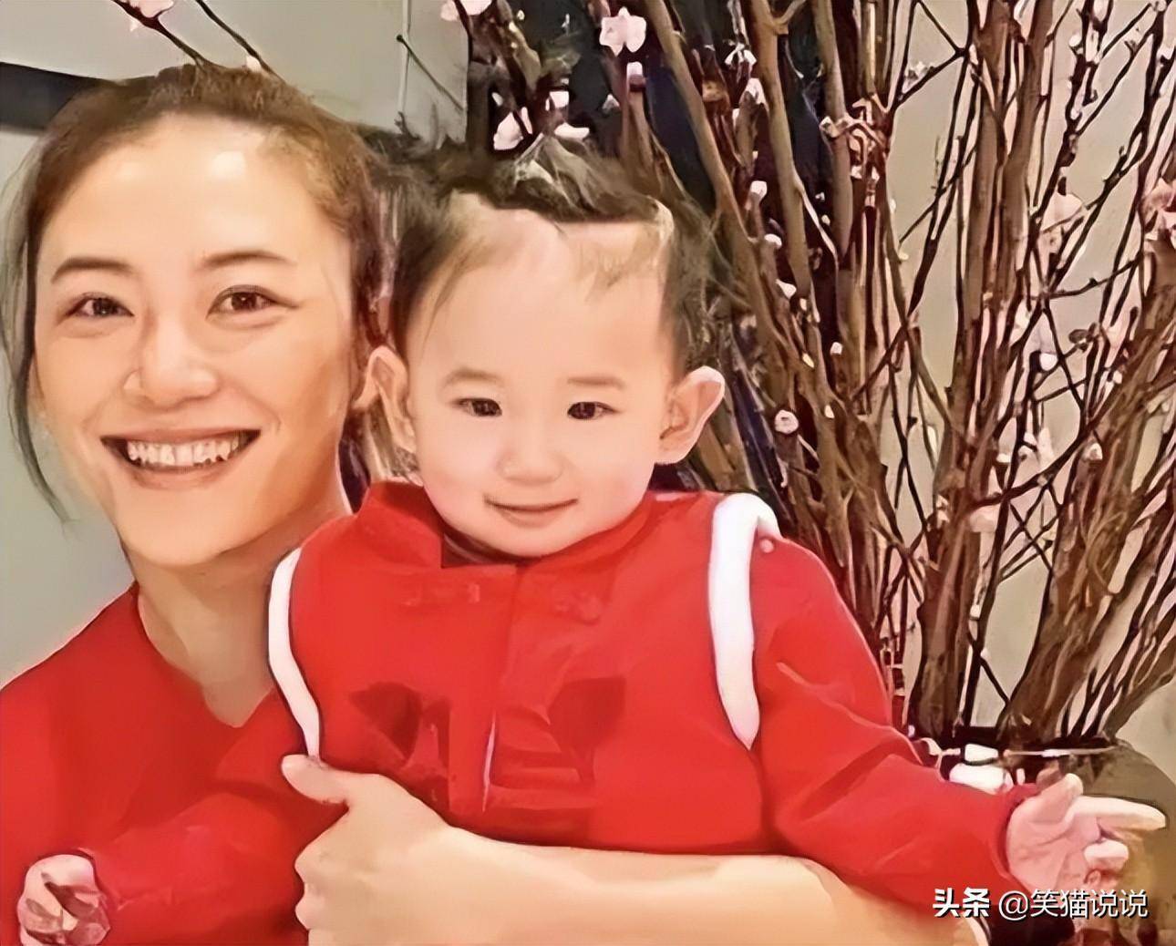 应采儿晒与孩子合照,jasper高至母亲肩膀,小儿子五官精致好可爱_hoho