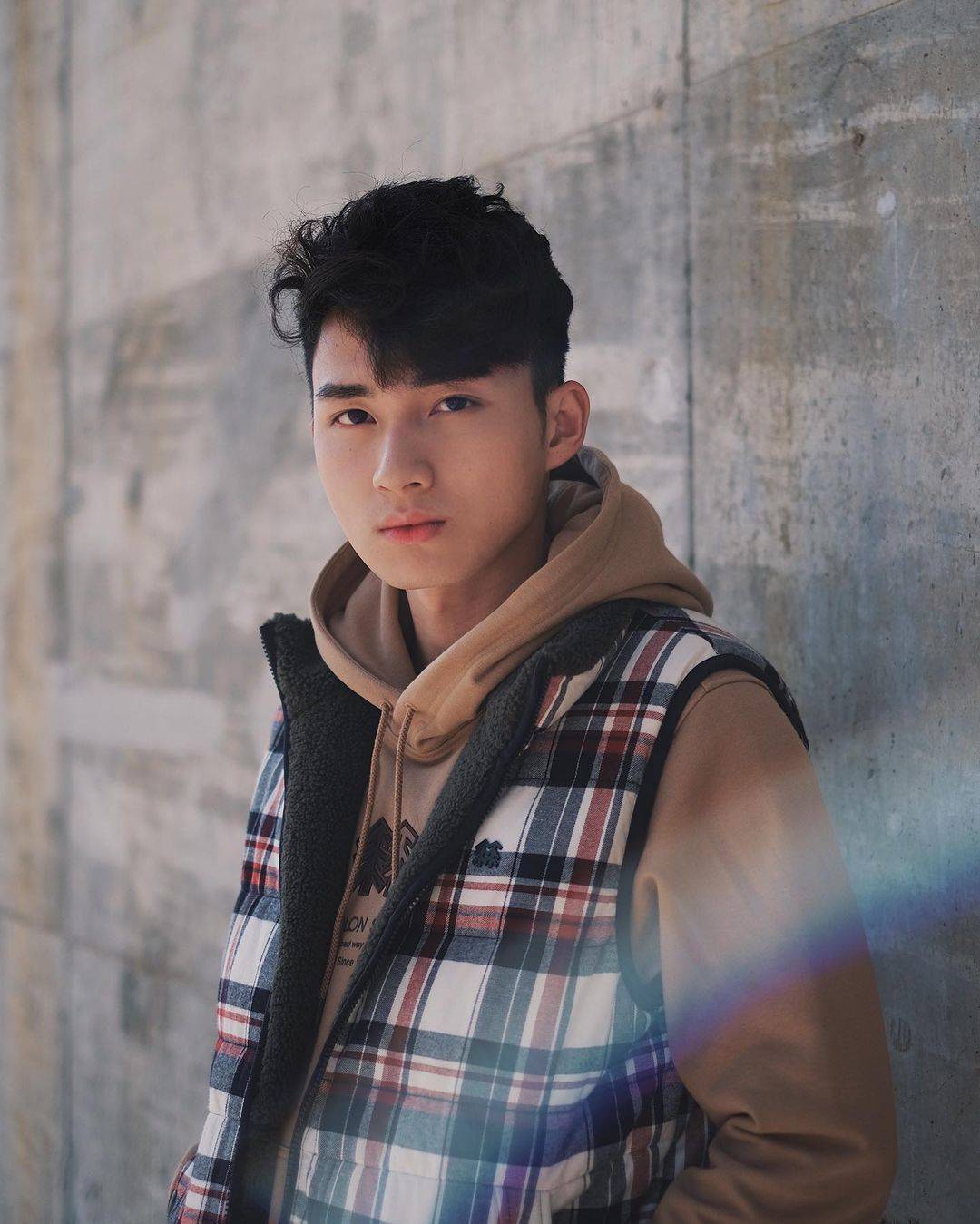 回家之开心速递》饰演「金城安」的周嘉洛会顶替王祖蓝,成为新剧