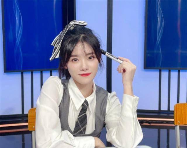 希然去不了现场,余霜或一个人忙整整一个月_解说_赛区_骆歆