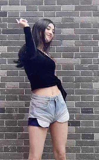 黄圣依高调分享热舞视频!