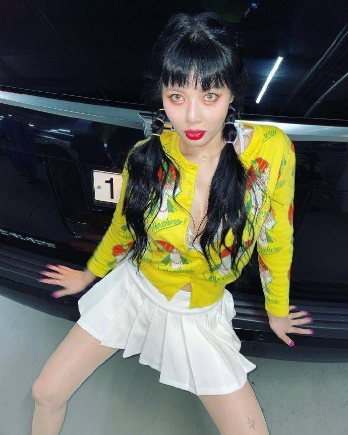 金泫雅晒近照,白色迷你百褶短裙,时尚美貌吸睛,将于9月回归?