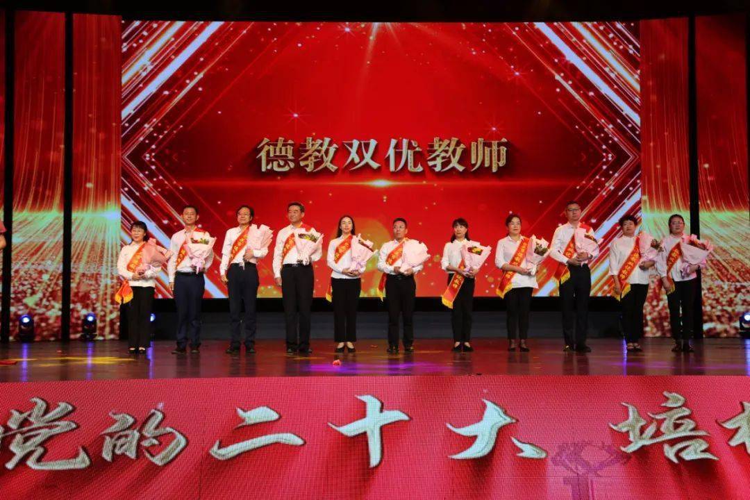 包头市举行庆祝第38个教师节暨表彰先进颁奖典礼