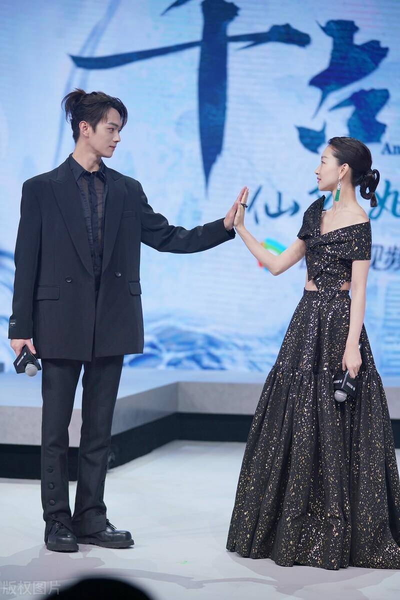 许凯等人出席《千古玦尘》发布会,现代装比古装自然多了_李泽锋_剧中