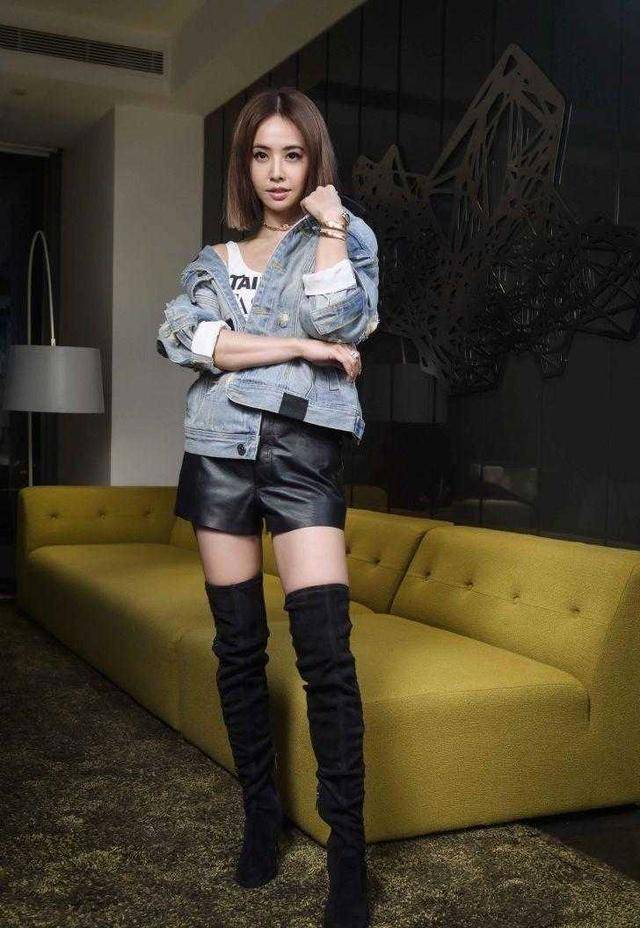 将蔡依林的身材比例展现得更加完美,尤其是加上一双长靴对腿型的修饰