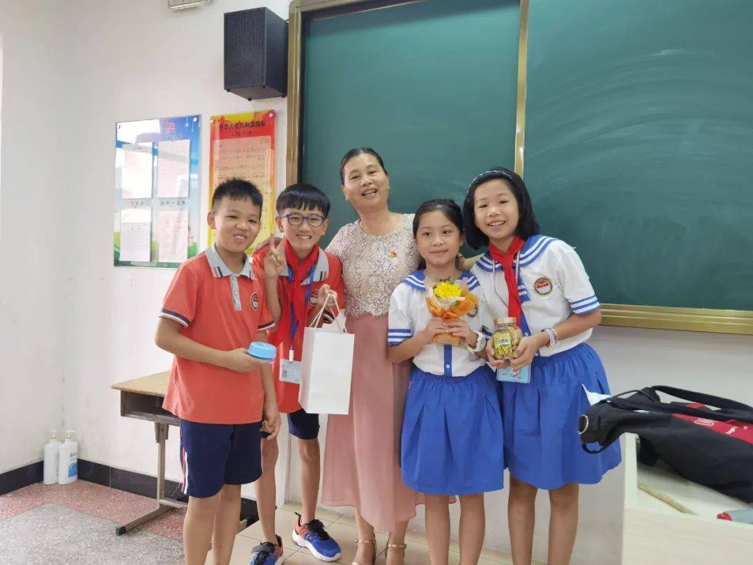 江紫珊和学生在一起.