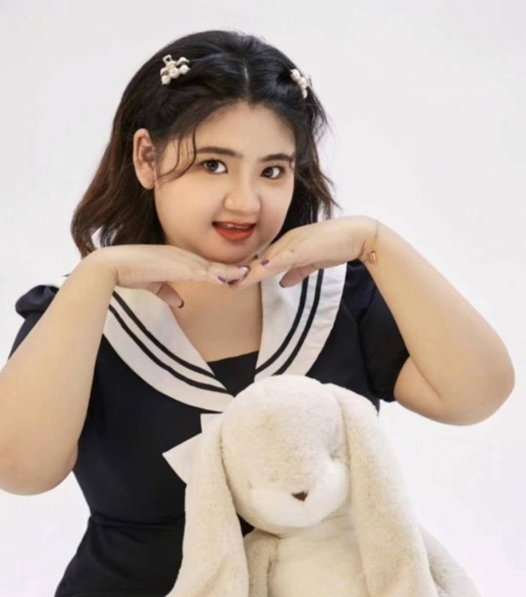 确实,何嘉珍的颜值在一二代明星中并不出众.