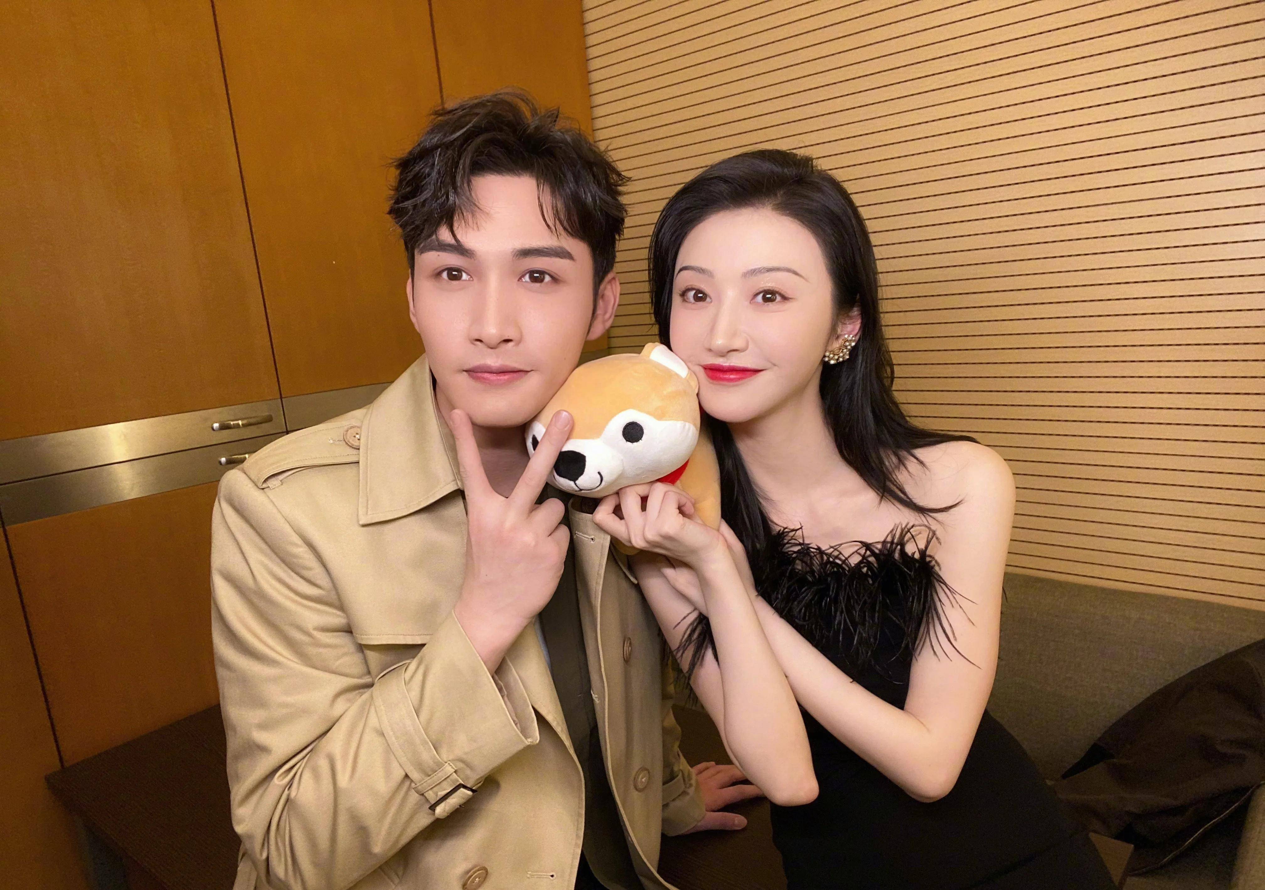 爱的二八定律曝剧照,杨幂许凯在愚人节发糖,cp感强过热巴吴磊_显得