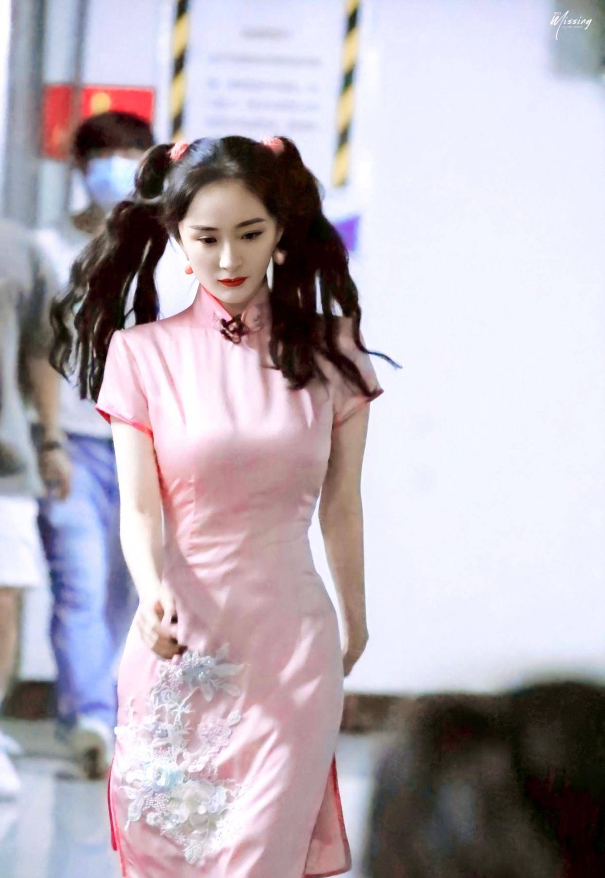 杨幂综艺穿小号旗袍服,奈何身材太过时尚,这上半身看着都勒_风格_款式