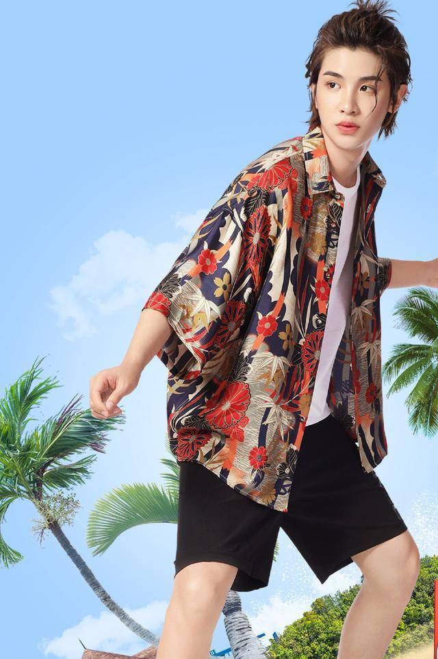 黄明昊穿个性印花衬衫,打造阳光少年风,蔡徐坤穿工装外套很帅气_休闲