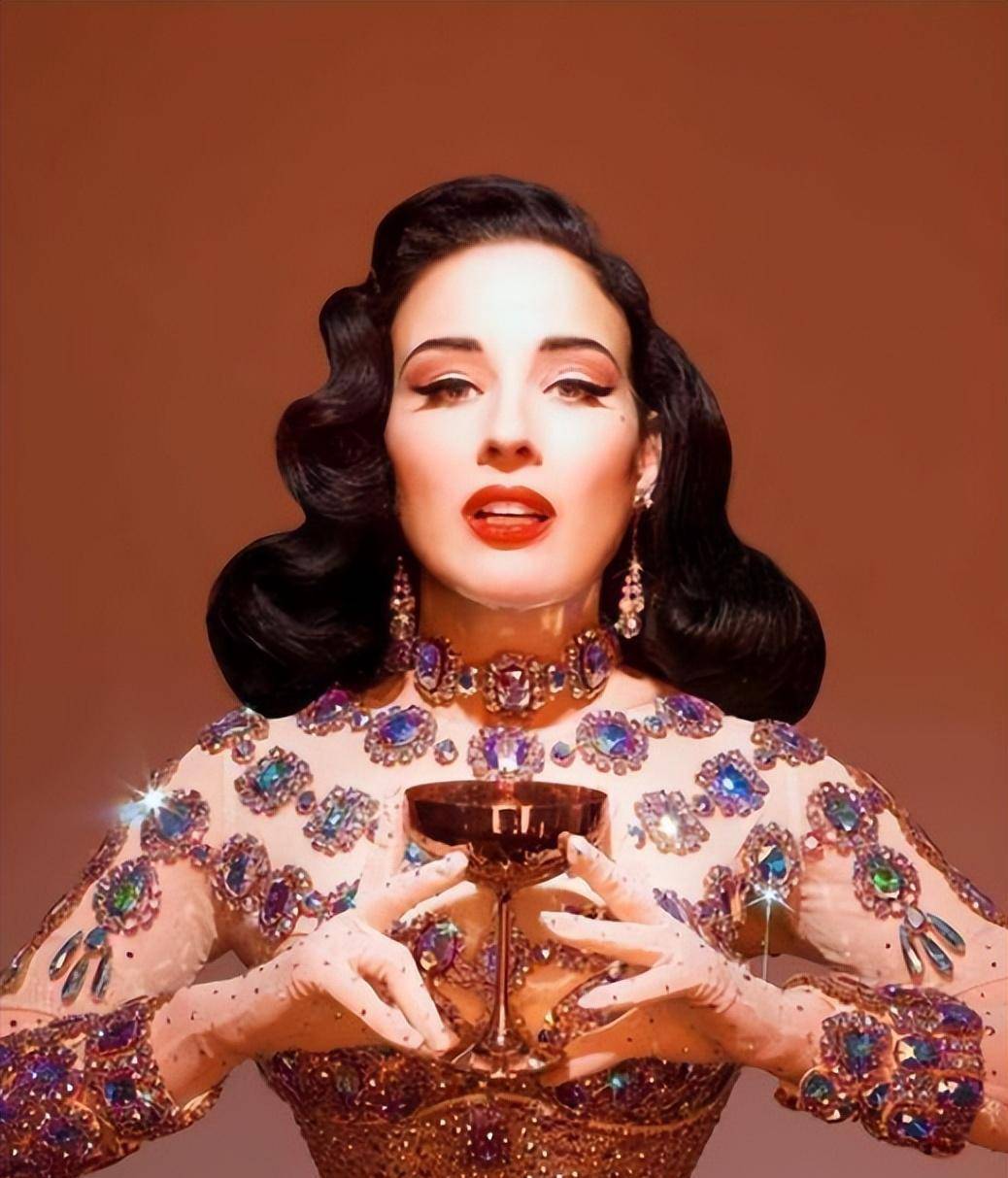 蒂塔:世界第一脱衣舞女,让男人痴迷,让女人惊叹,魅力四射_玛丽莲曼森