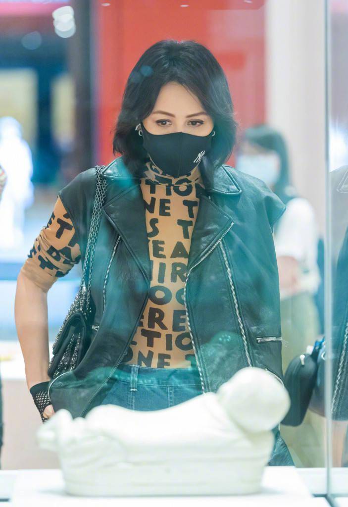 皮衣马甲内搭豹纹展女王范_刘嘉玲_故宫_皮衣