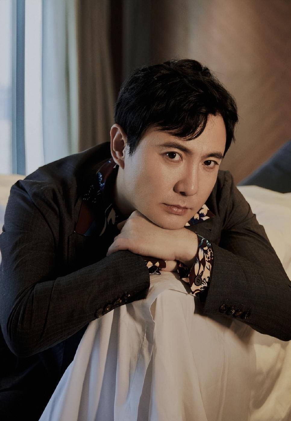 沈腾剧场被偶遇,打扮朴素与网友合影,瘦身20斤被赞比电视上好看_葛藤