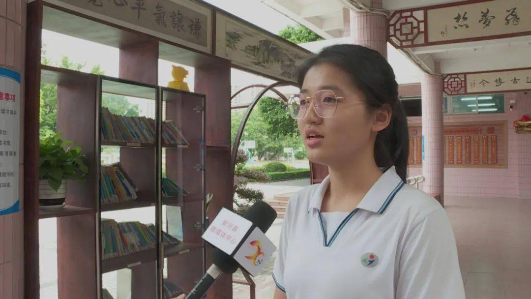 马诗桐 新兴县实验中学九年级学生我们都非常喜欢彭主任给我们上课,在