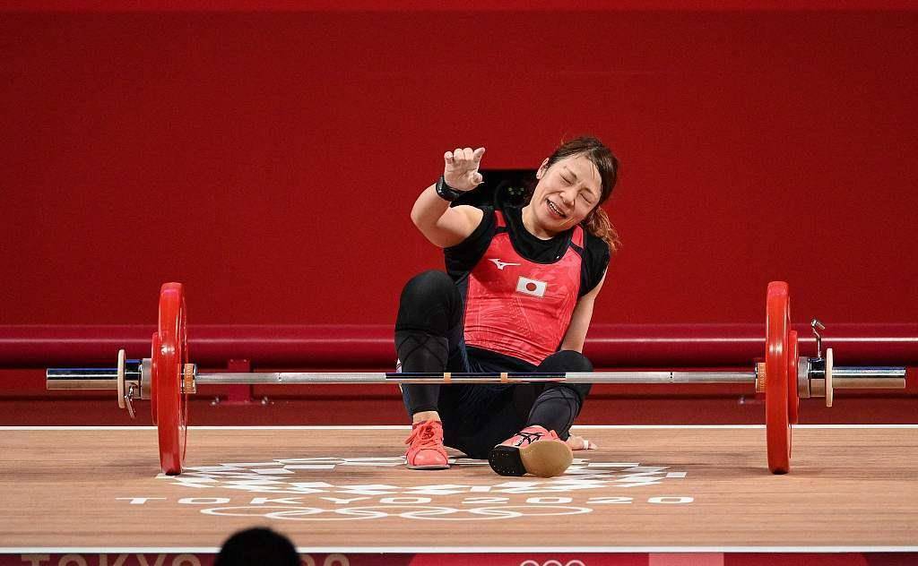 强忍眼泪对着镜头道歉_举重_挺举_日本