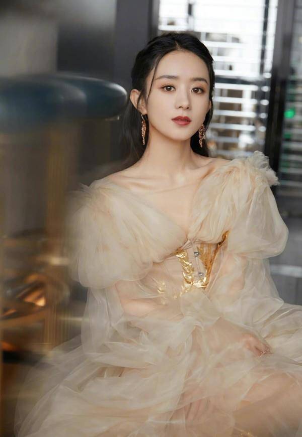 也是国内最早的高级定制设计师,在hm作死一事的这个时间点,赵丽颖参加