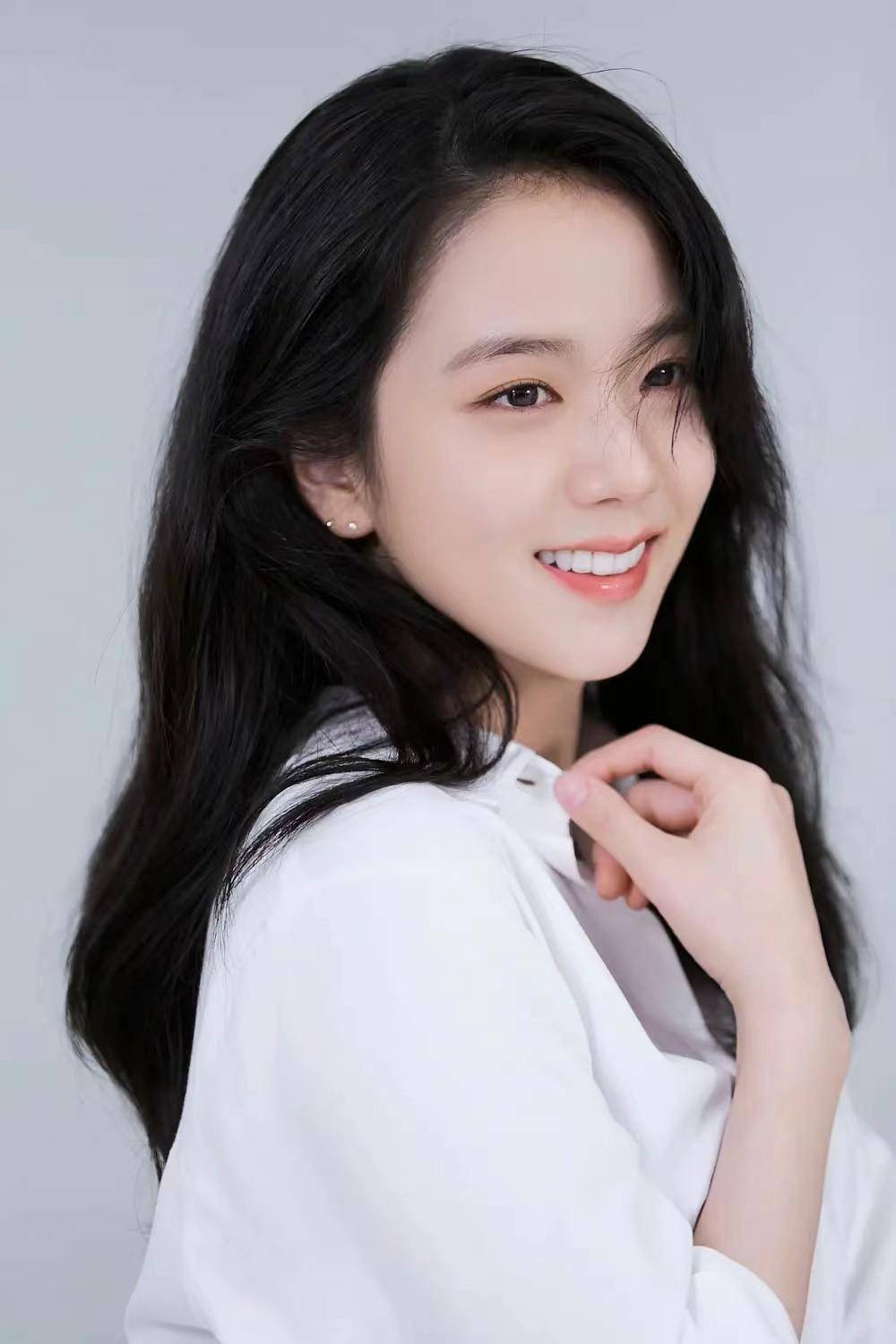 世界首美,天生丽质的容貌,可盐可甜大长腿,颜值人气实至名归_金智秀