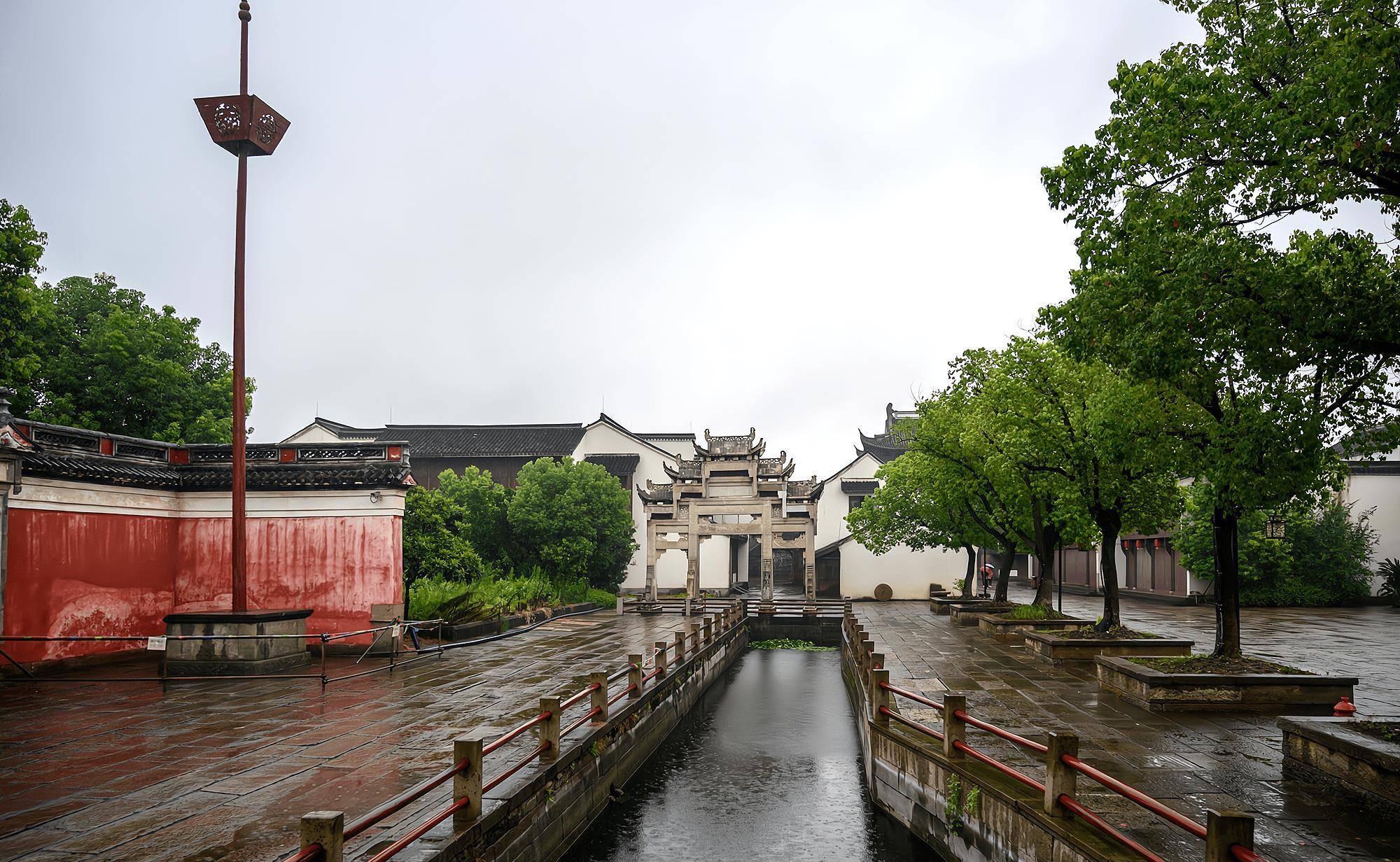 浙江有一处古建筑，雍正年间耗银10万两建成，被誉为“银銮殿”