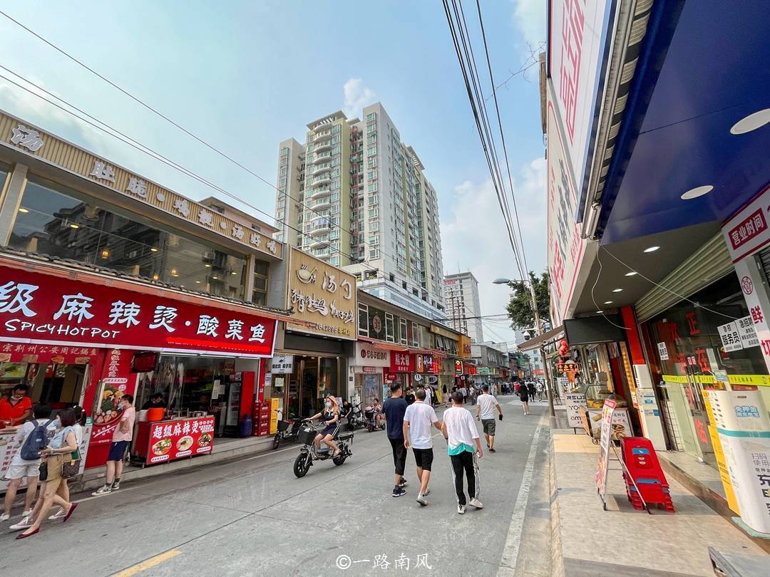 广州一条不起眼的街道，自带小县城气质，很多年轻人来打卡