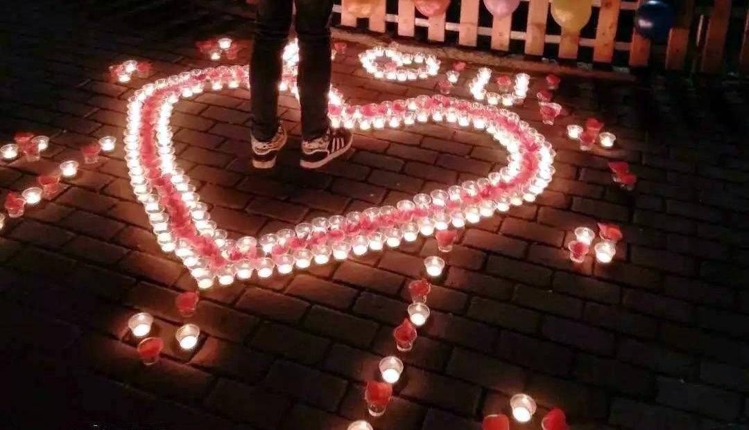 大学男生宿舍楼下表白女生,保安一脚踢飞音响,希望保安脚没踢疼_宿舍