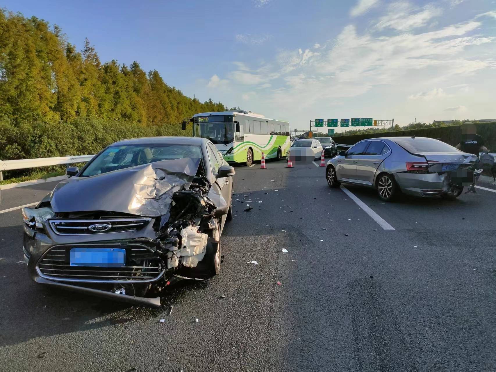 長江大橋發生車禍父母進醫院,無人照顧孩子民警來送_張輝_事故_妻子