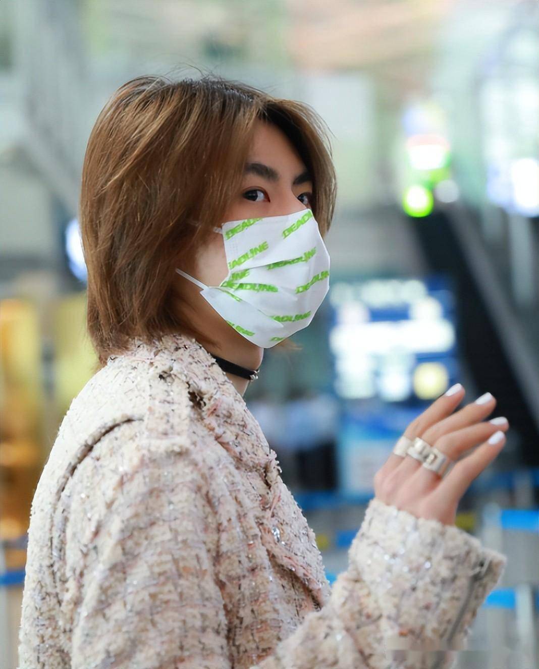 小鬼王琳凯最新机场街拍,今天好优雅,新指甲不错_王琳凯_指甲_小鬼