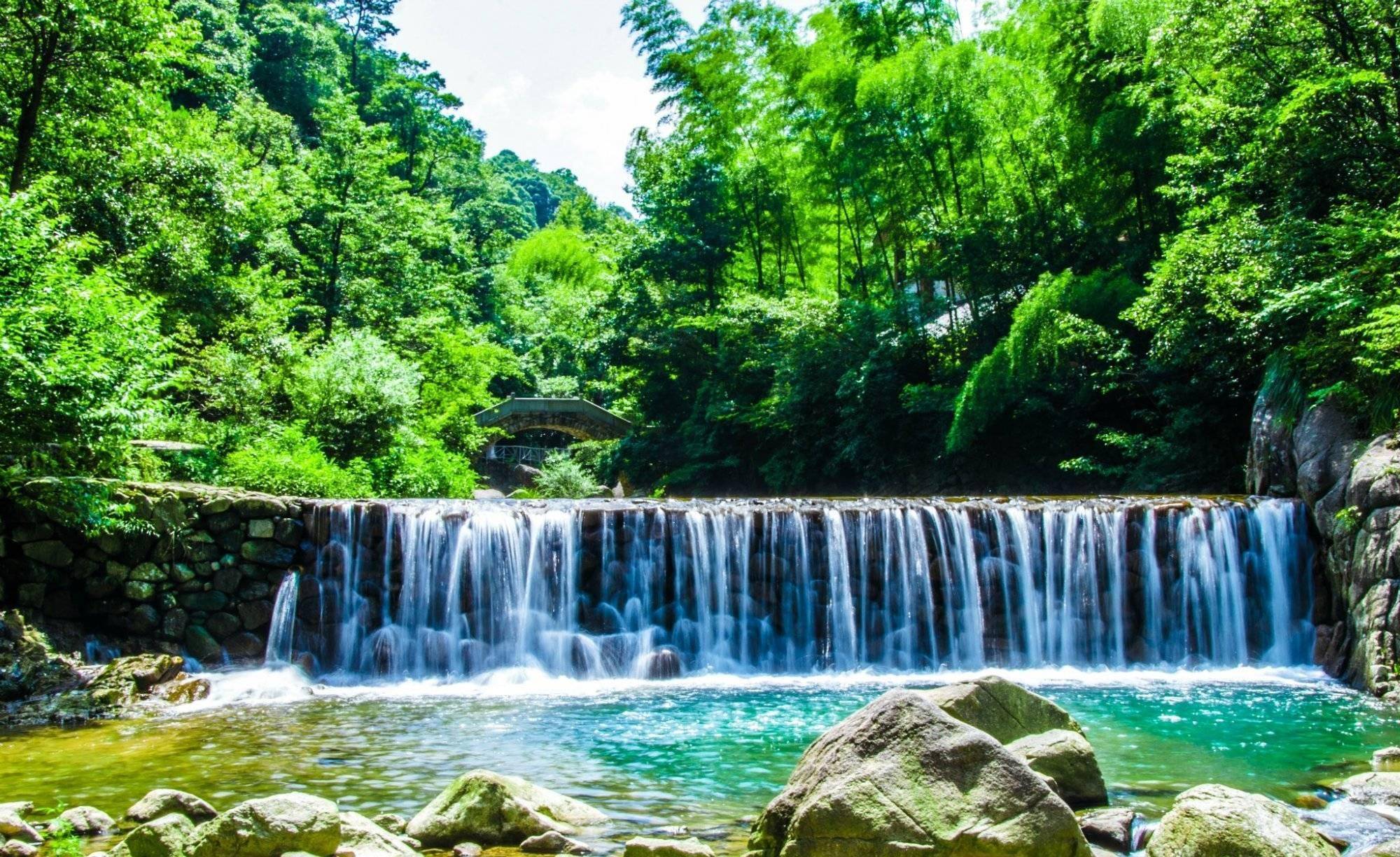 浙江最奇特的瀑布，横跨在巨石之上，被誉为“天下第一奇观”