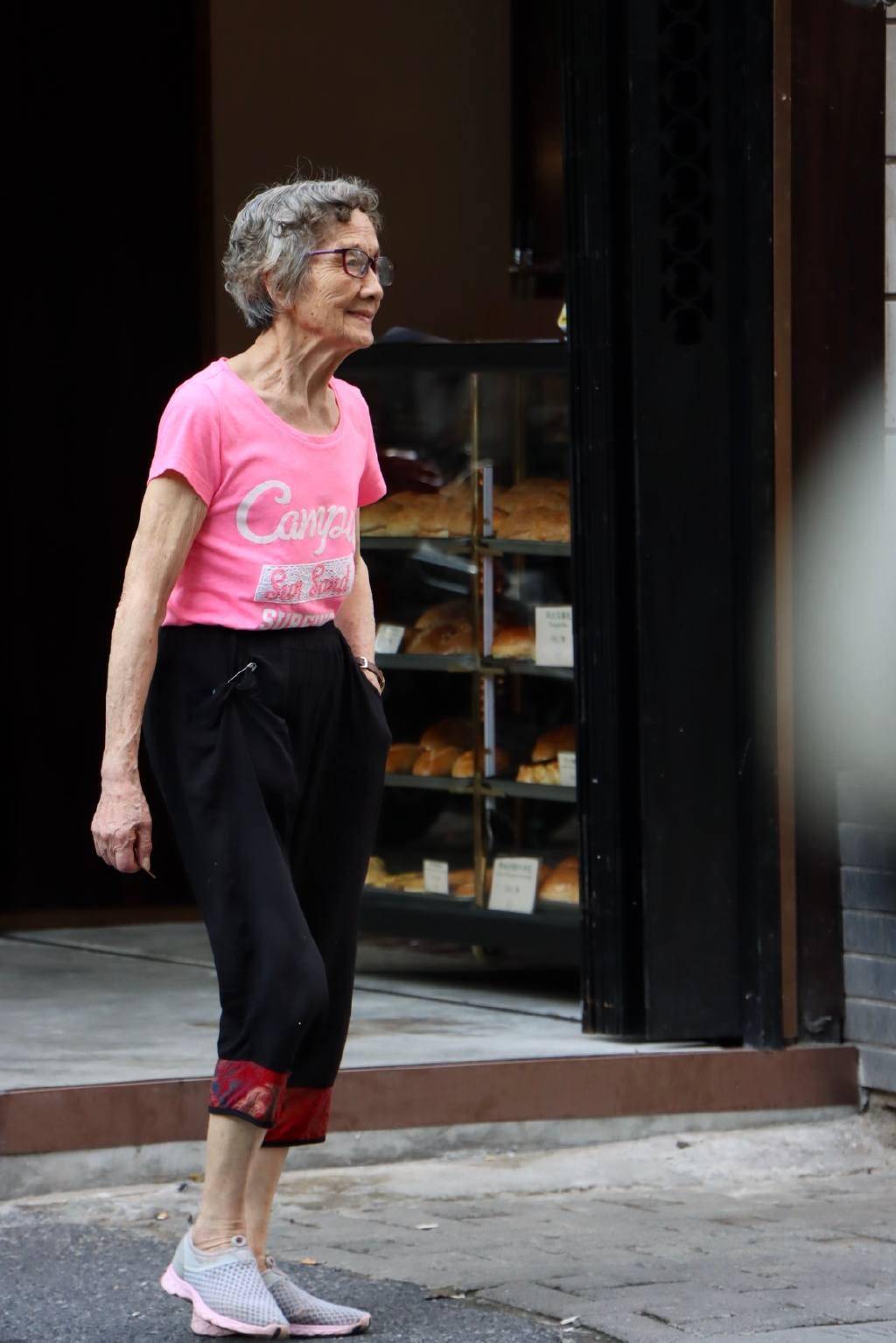 瞧这位90岁奶奶,大红大绿照样很时髦_气质_年龄_中老年