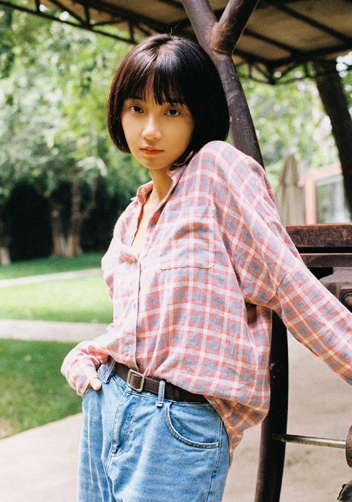 卜冠今的身高虽然只有162,但是小小的个子很会穿衣,不仅驾驭得了火辣