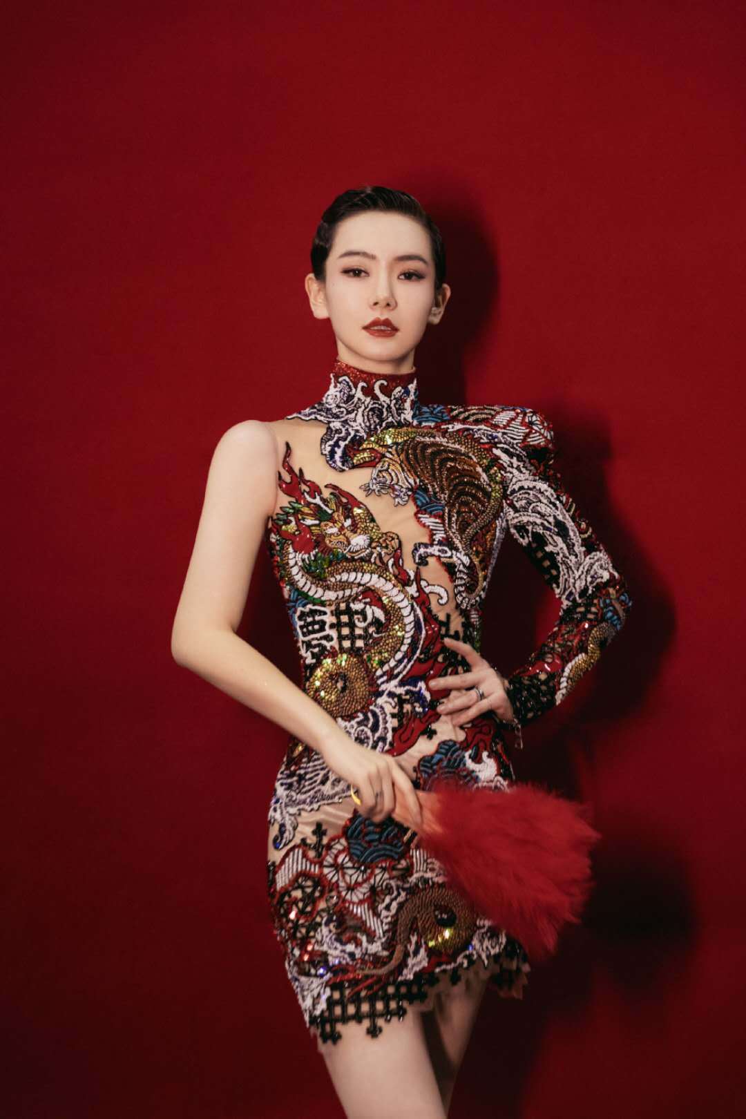 戚薇穿的这件旗袍第一眼看过去首先惊叹的就是戚薇的好身材,高挑有型