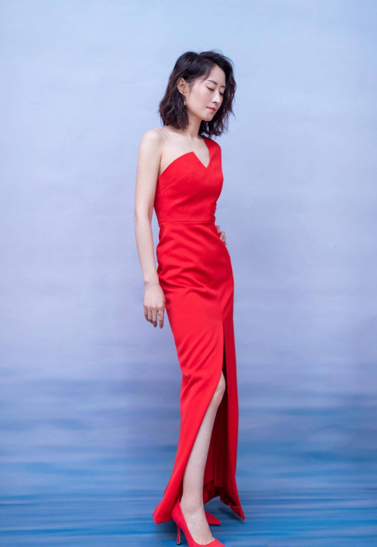 刘敏涛总算高调,44岁挑战豹纹印花方领裙,时尚复古很撩人_造型_女生