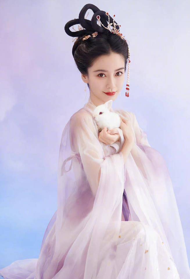 angelababy化身"嫦娥仙子",怀抱小玉兔,美到让人窒息_东方_广汉_美人