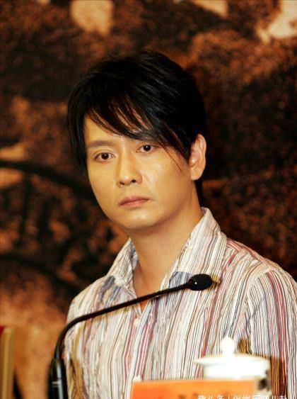 为救小演员被火烧伤毁容,现在虽无大红大紫却活得洒脱_谢君豪_因为