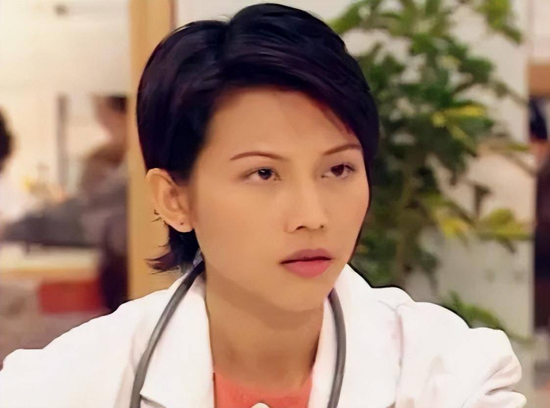 恢复单身的她凭借着出演《妙手仁心》一跃成了香港史上最年轻的视后