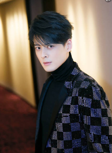 决定要帮他一把,杨幂邀请郭品超出演自己与黄子韬主演的《谈判官》中