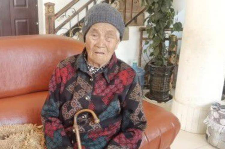 2021年，106岁烈士母亲拥吻儿子墓碑，老兵看到后纷纷上门拜访