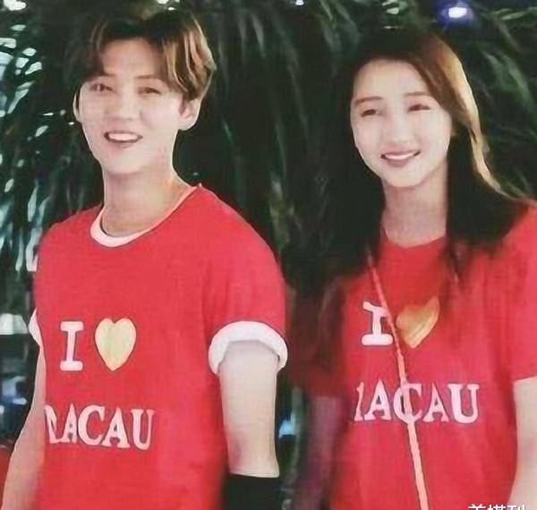 关晓彤鹿晗疑似在一起,穿粉色卫衣宣传新剧,网友:刘海有点显老_窗帘