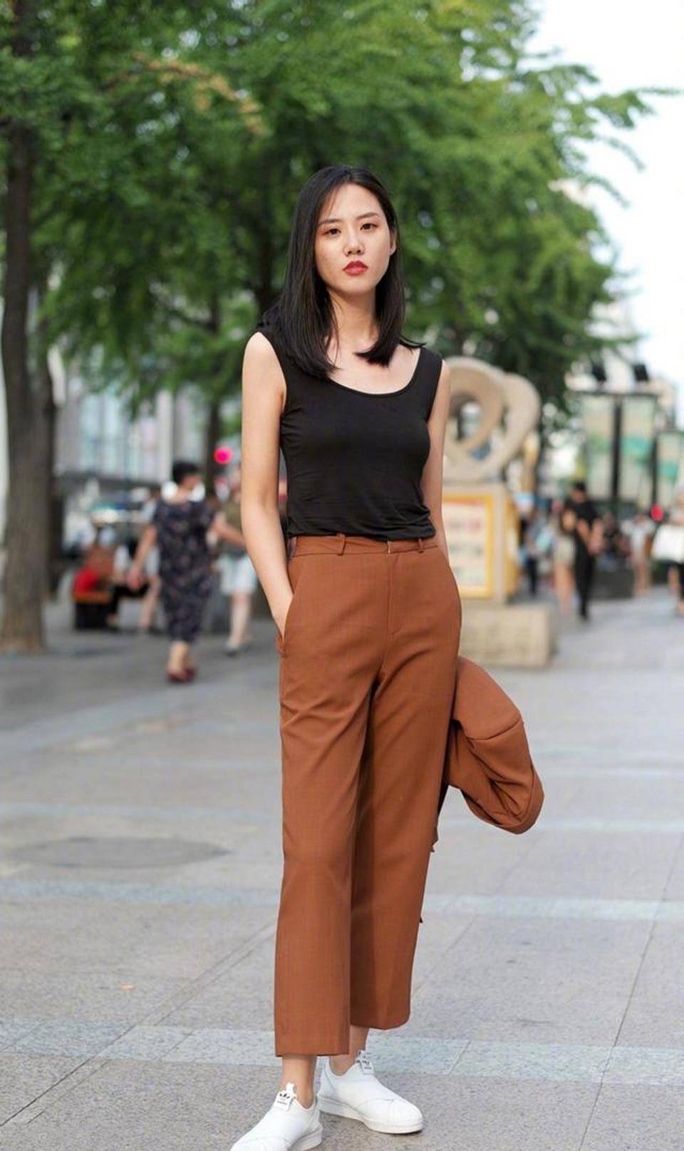 街拍,时髦的一字肩上衣搭配牛仔裤,真迷人_油画_美女_气质