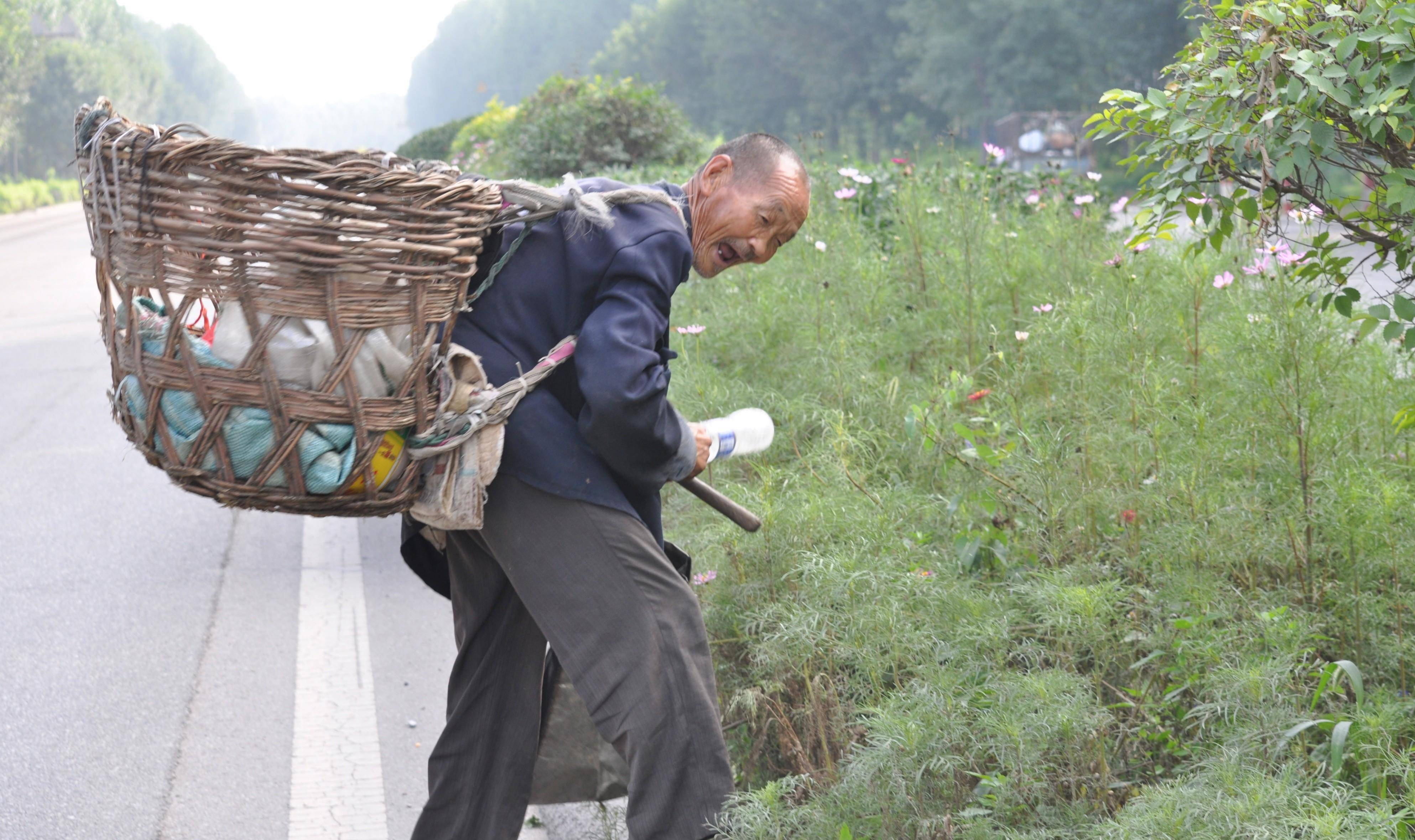 95岁老人精神抖擞,每天大步流星几十里地背一筐宝贝,长寿有秘诀_爷爷