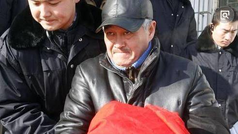 2007年,赵本山父亲去世,吴海元也是亲自料理后事可以说,赵本山和