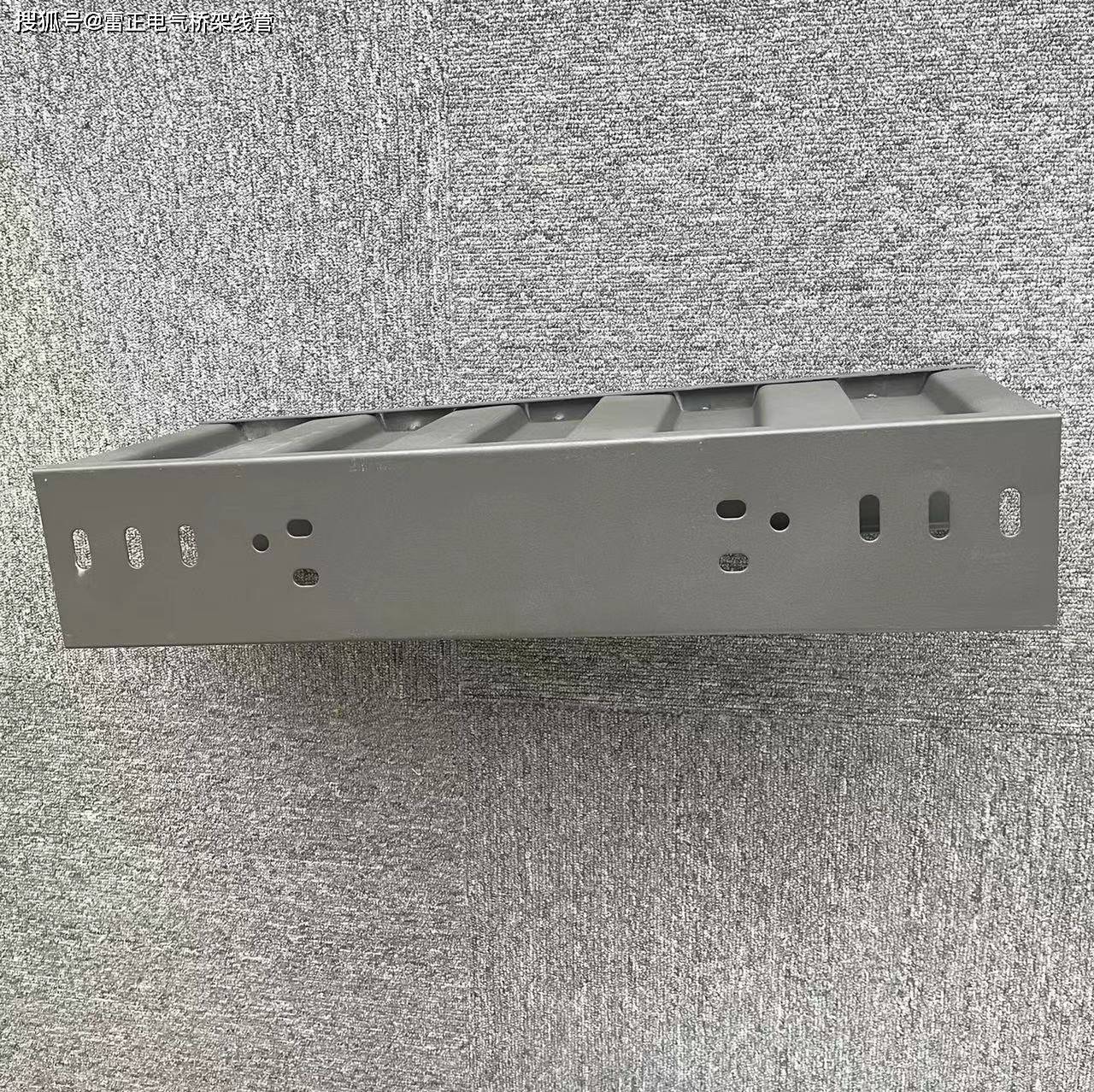 瓦楞式桥架钢材耗材比普通平板桥架节省30%~50%以上.