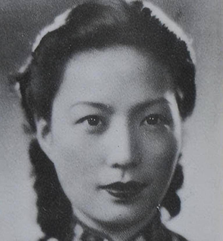 杜月笙痴爱孟小冬30年,62岁才与她结婚,去世前的遗