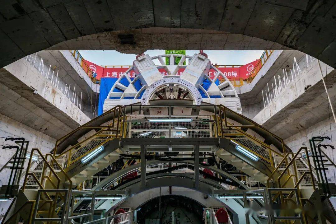正值中秋假期,上海地铁建设工地依旧忙碌,轨道交通崇明线108标正在
