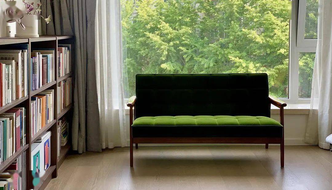 "斜卧在沙发上看书,是一天中最舒服的片刻"_读书角_书架_空间