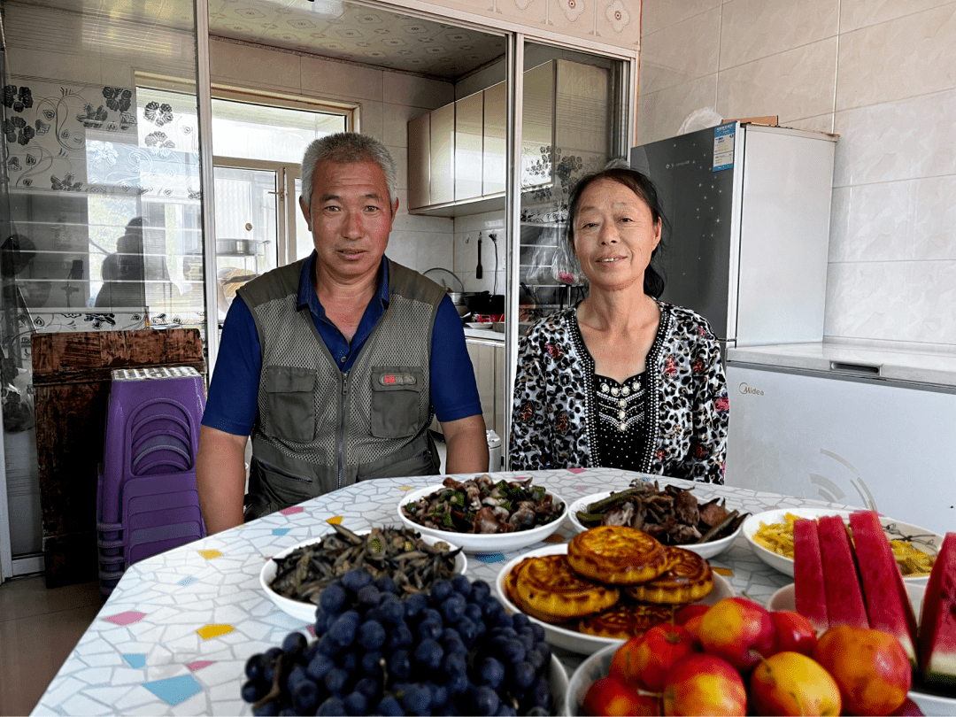 这个中秋节,在宝清县有一对父母就准备了一桌子饭菜,打算跟儿子儿媳