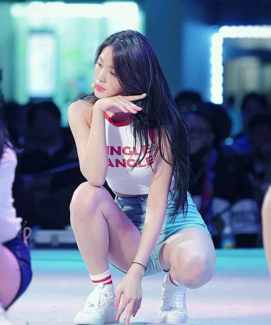 穿着牛仔短裤 露腰背心清爽甜美,画面太美_身材_造型_衣服