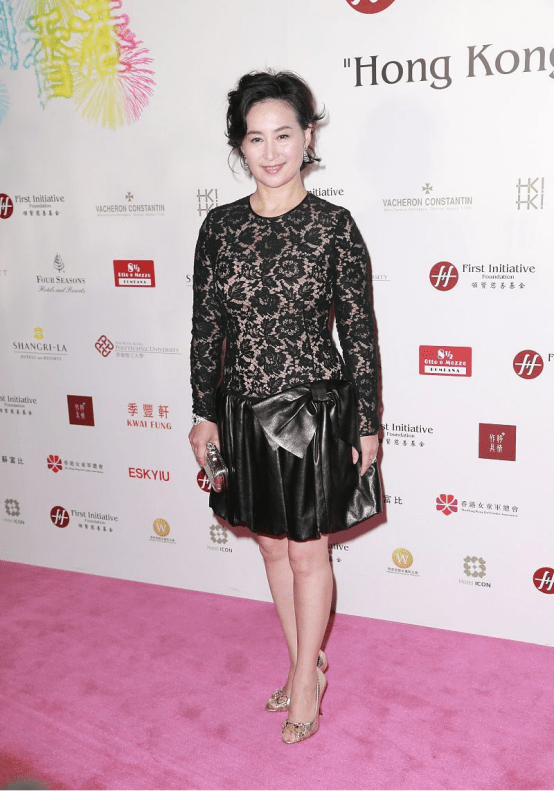 何超琼和刘嘉玲玩起"贴脸杀",虽然身高差距不小,但气场差不多_花纹