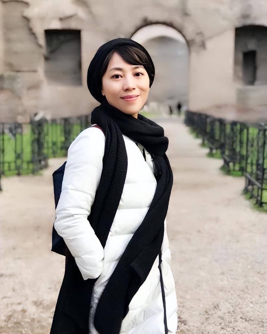 央视主播劳春燕:为工作与丈夫分居多年,如今50岁家庭事业双丰收_邱正