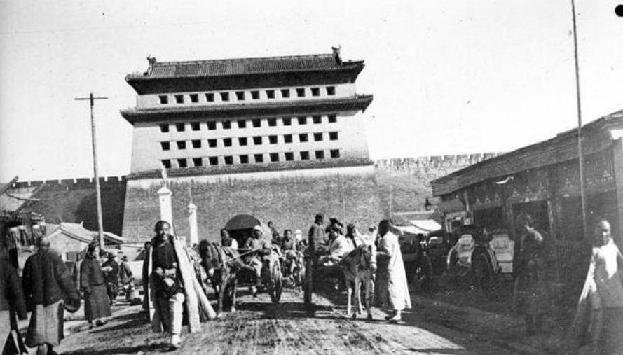晚清京城街道环境有多差?黄土垫道,净水泼街,只为保证皇家体面_清政府_道路_百姓
