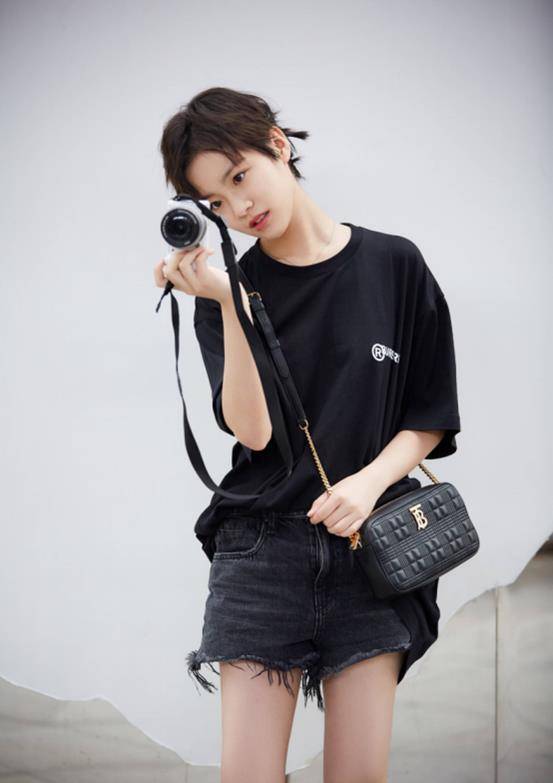 李庚希白色上衣尽显好身材,狗啃刘海太吸睛_时尚_少女_黑色